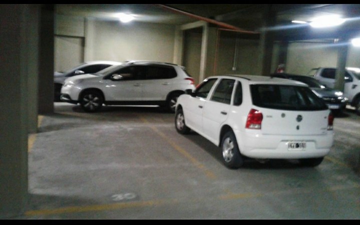 SE VENDE COCHERA DOBLE EN EDIFICIO ABASTO! ACEPTA TERRENO O VEHICULO EN PARTE DE PAGO!