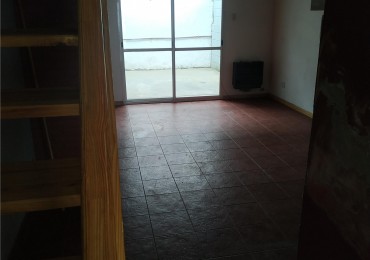 SE ALQUILA LOFT CON COCHERA Y PATIO !